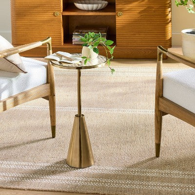 Okrągły stolik pomocniczy z blatem szklanym i metalową podstawą w kolorze mosiądzu