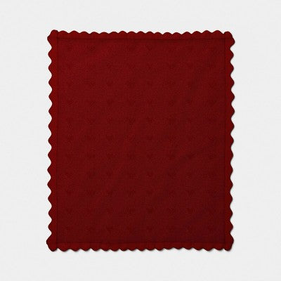 Dzianinowy koc w serca z falistym wykończeniem (czerwony)