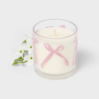 Świeca w szklanym słoiku z tłoczonym motywem kokardy