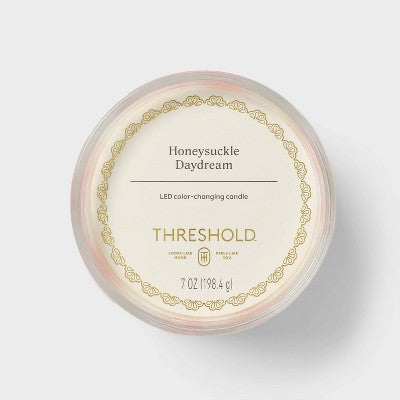 Świeca w szklanym słoiku z tłoczonym motywem kokardy